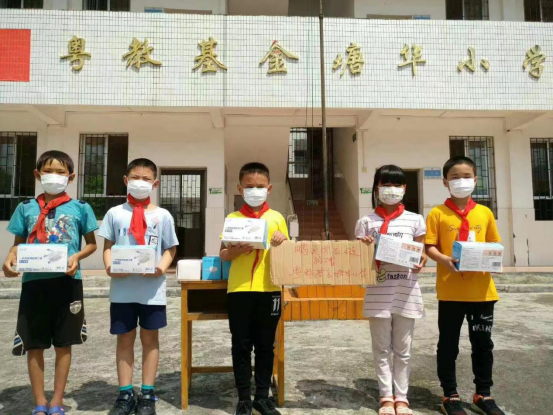 捐赠口罩现场